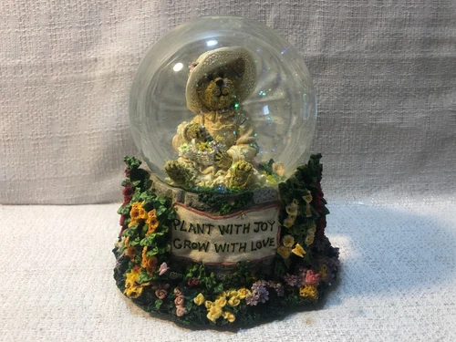 Elizabeth Bearsley Waterglobe