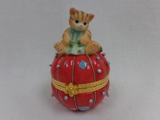 Cat20on20Pin20Cushion.jpg