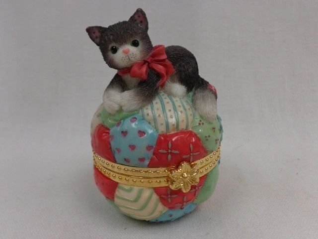 Cat20on20Quilted20Ball.jpg